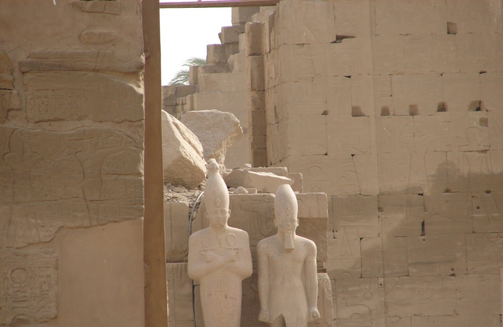 2008/03(March)/AroundTheWorld/Egypt/Karnak/1024x768_Statues at Karnak.jpg